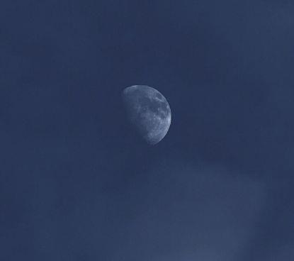 描写月亮的句子 描写月亮的句子伤感