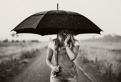 ​听着窗外的雨声的句子 窗外的雨伤感句子(精选79句)