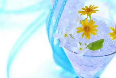 ​有关爱情的英文语句 A heart that loves is always young